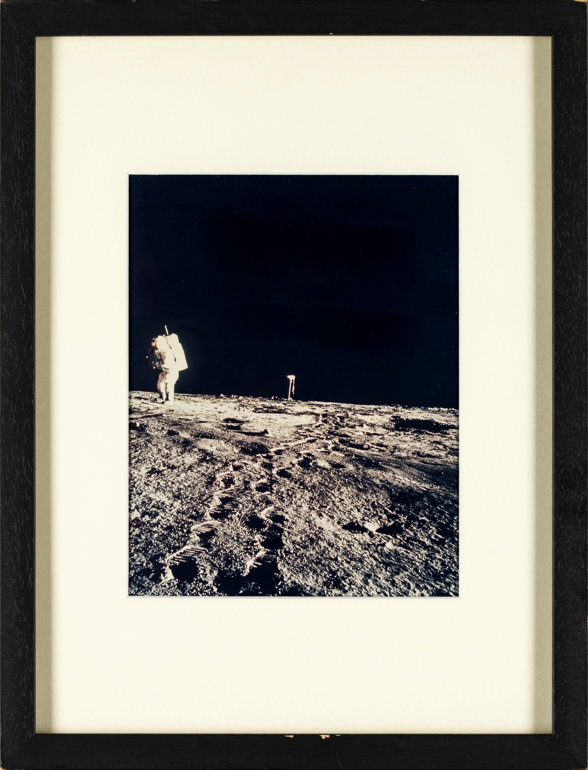 Charles Pete Conrad - Alan Bean Fotografa la Pedana del Lm con la Telecamera sullo Sfondo