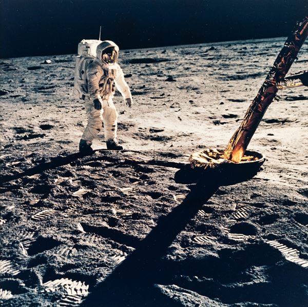 Apollo 11, l'astronauta Aldrin che cammina sulla superficie della Luna vicino alla gamba del modulo lunare (LM)