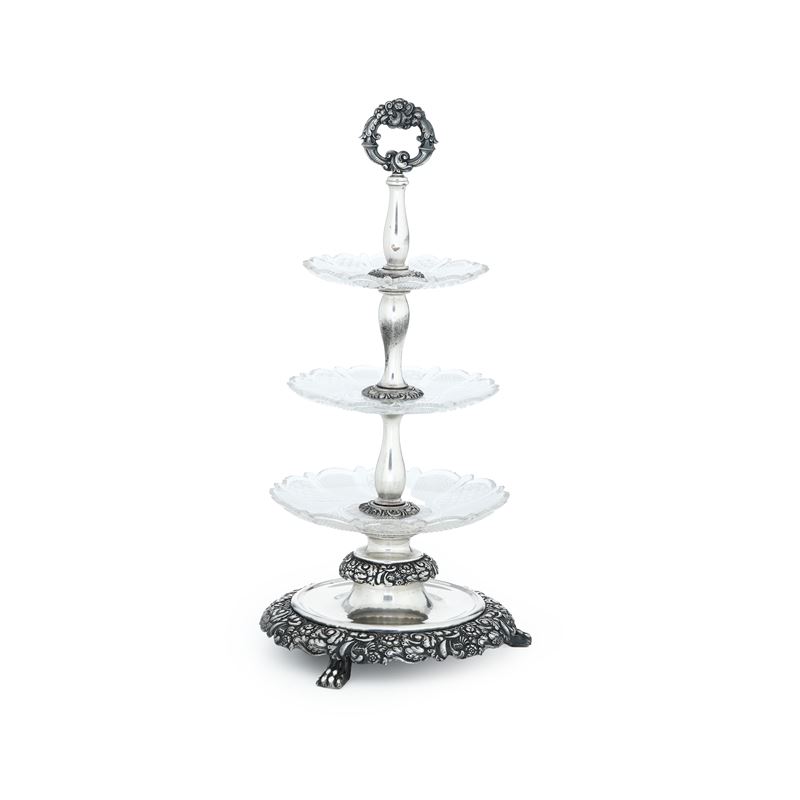 Alzata a tre ripiani in rame argentato e cristallo. XX secolo  - Auction Silverware, Icons and Art Objects - Cambi Casa d'Aste