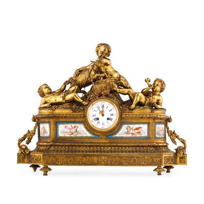Francia, seconda metà XIX secolo, Trittico da camino Napoleone III: pendola e coppia di candelabr...