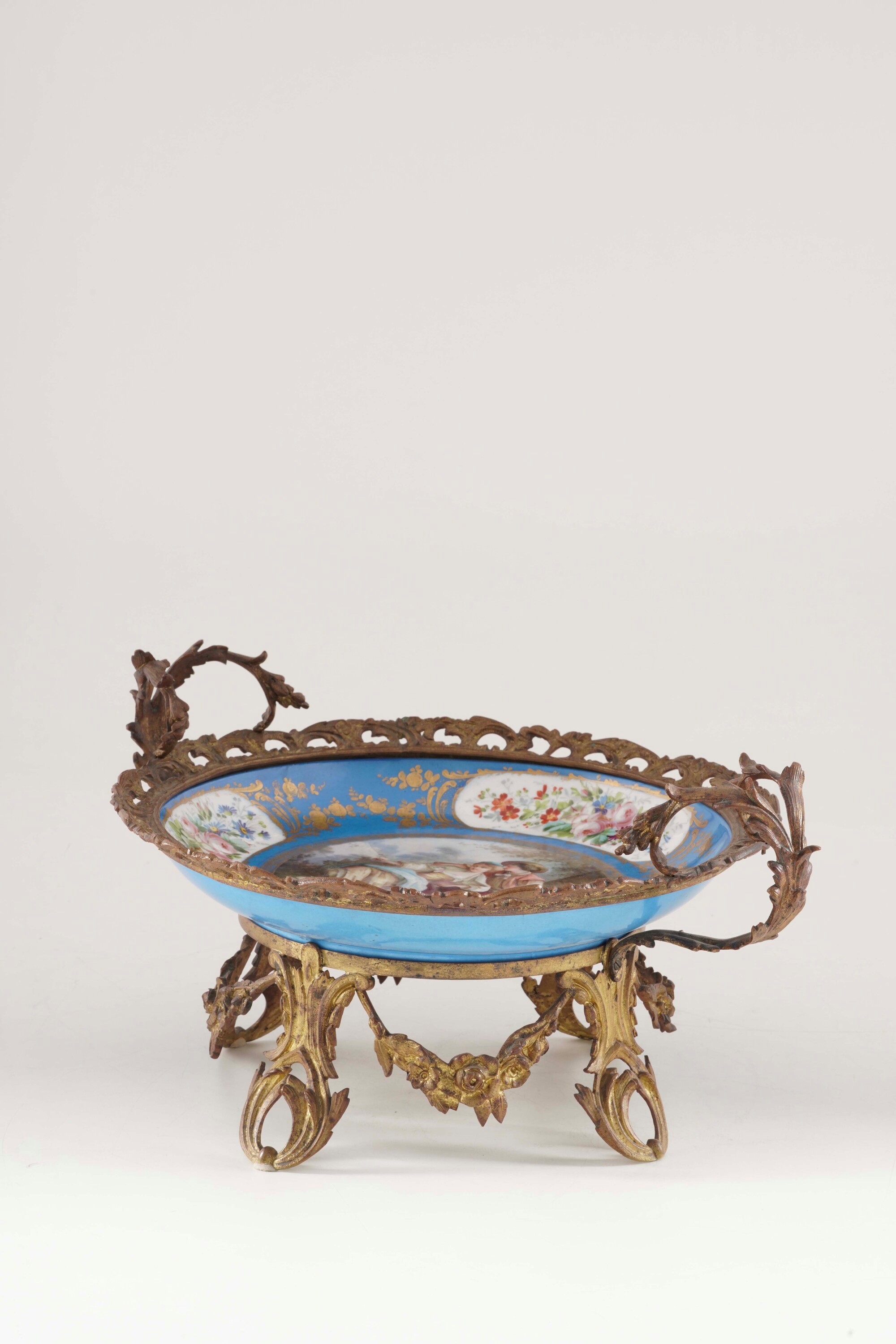 Alzata centrotavola in porcellana e bronzo dorato, Francia, fine del XIX secolo