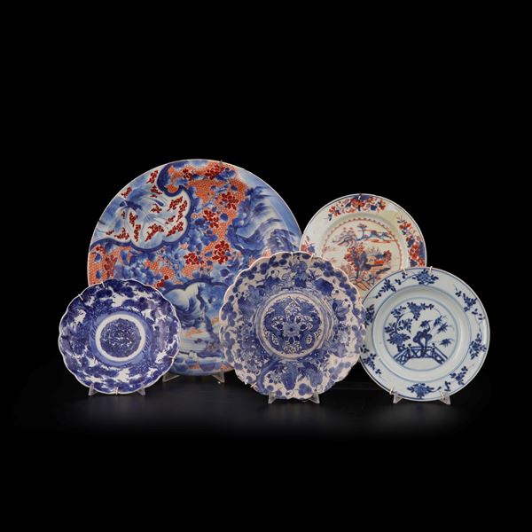 Lotto composto da otto piatti in porcellana, Cina, XVIII e XIX secolo