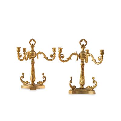 Fonditore del XX secolo, Coppia di candelabri dorati a tre bracci su base a tripode con tritoni
