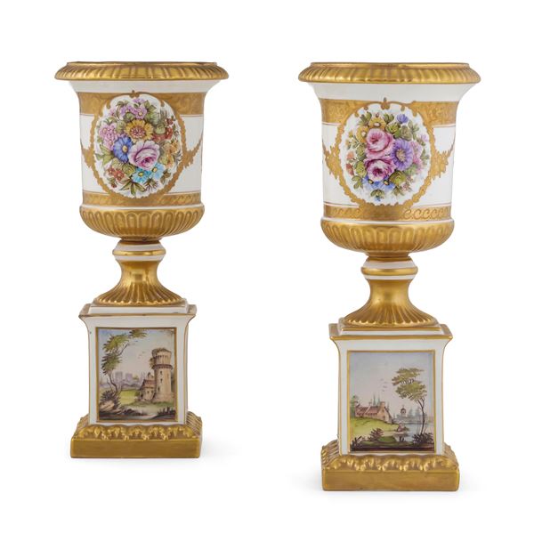 Coppia di vasi. Probabilmente Italia, XX secolo. Decorazione di pittore indipendente.