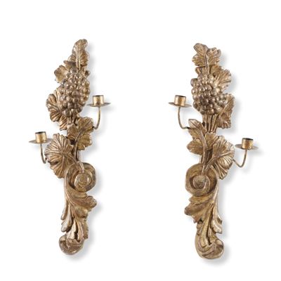 Coppia di appliques a due luci, legno intagliato e dorato con volute e grappoli d’uva