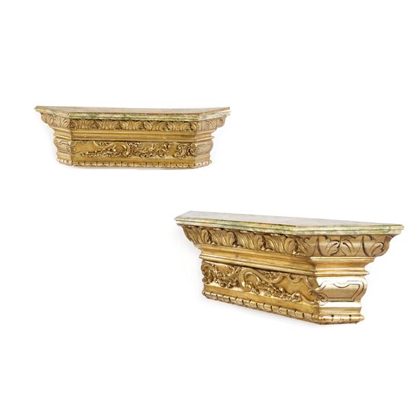 Due mensole in legno intagliato, dipinto e dorato. XX secolo