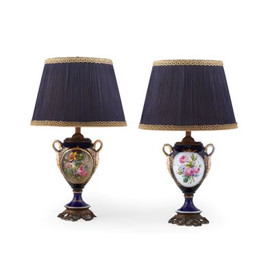 Probabilmente Francia, Coppia di vasi montati a lampada in porcellana policroma e bronzo dorato