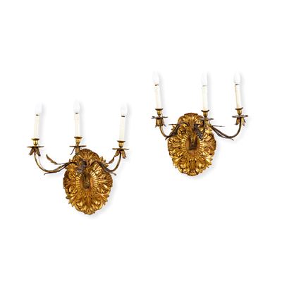 Coppia di appliques a tre luci, in legno dorato con decoro fitomorfo