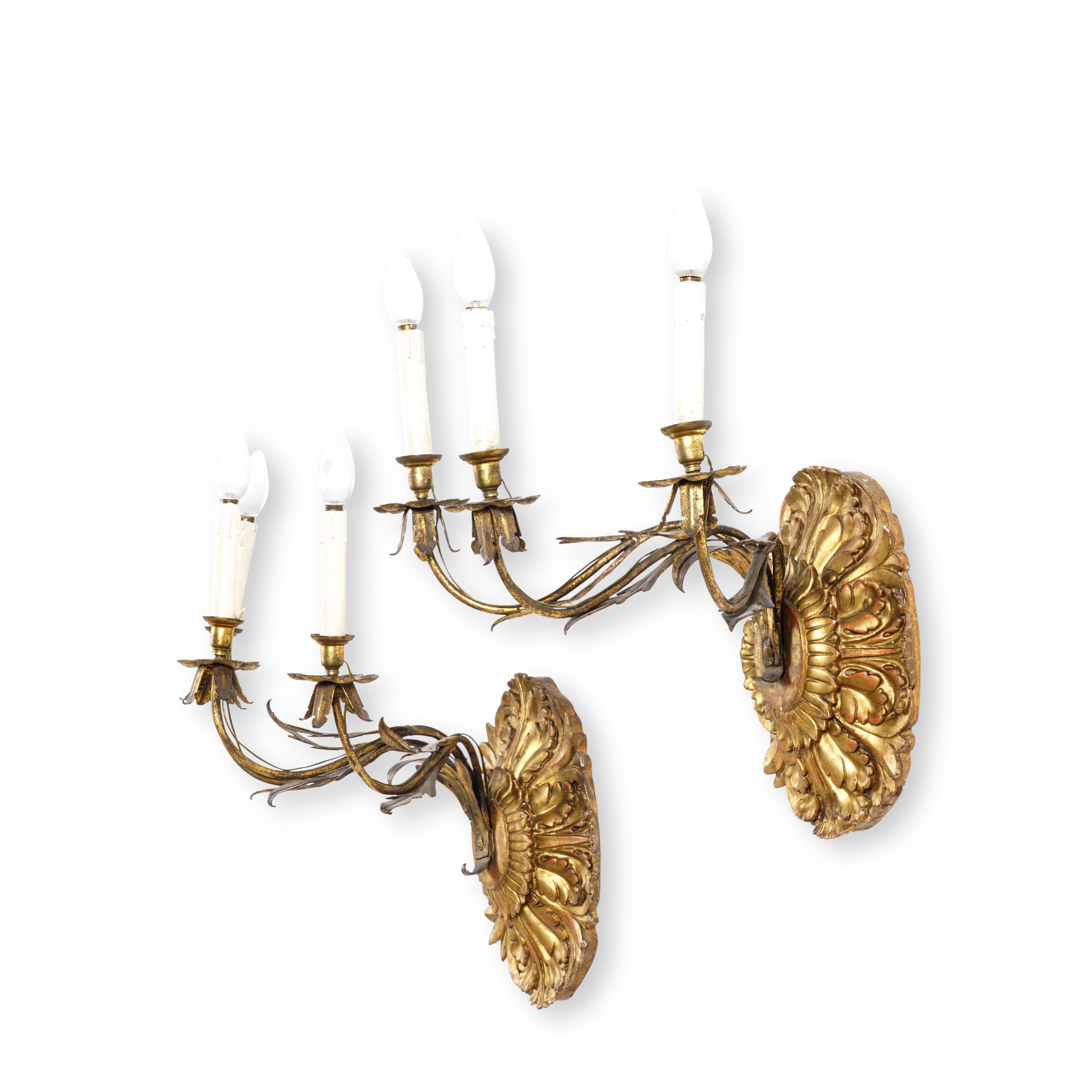 Coppia di appliques a tre luci, in legno dorato con decoro fitomorfo