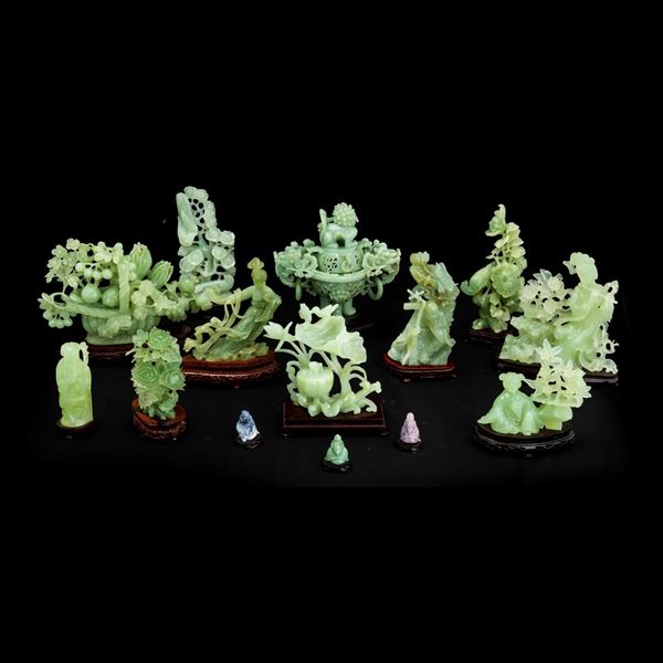 Lotto di sculture in giadeite a soggetti diversi, Cina, XIX e XX secolo