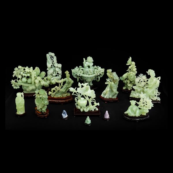 Lotto composto di quattordici sculture in giadeite e pietre dure a soggetti diversi, Cina, XIX e XX secolo