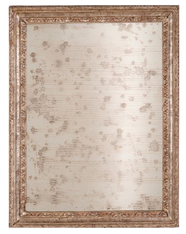 Specchiera in legno intagliato e argentato. XIX secolo