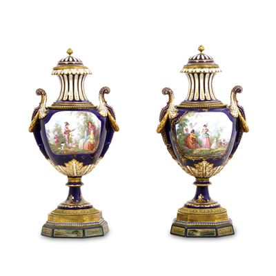 Coppia di vasi da parata, Porcellana e bronzo dorato con medaglioni a soggetti alla Watteau (Fran...