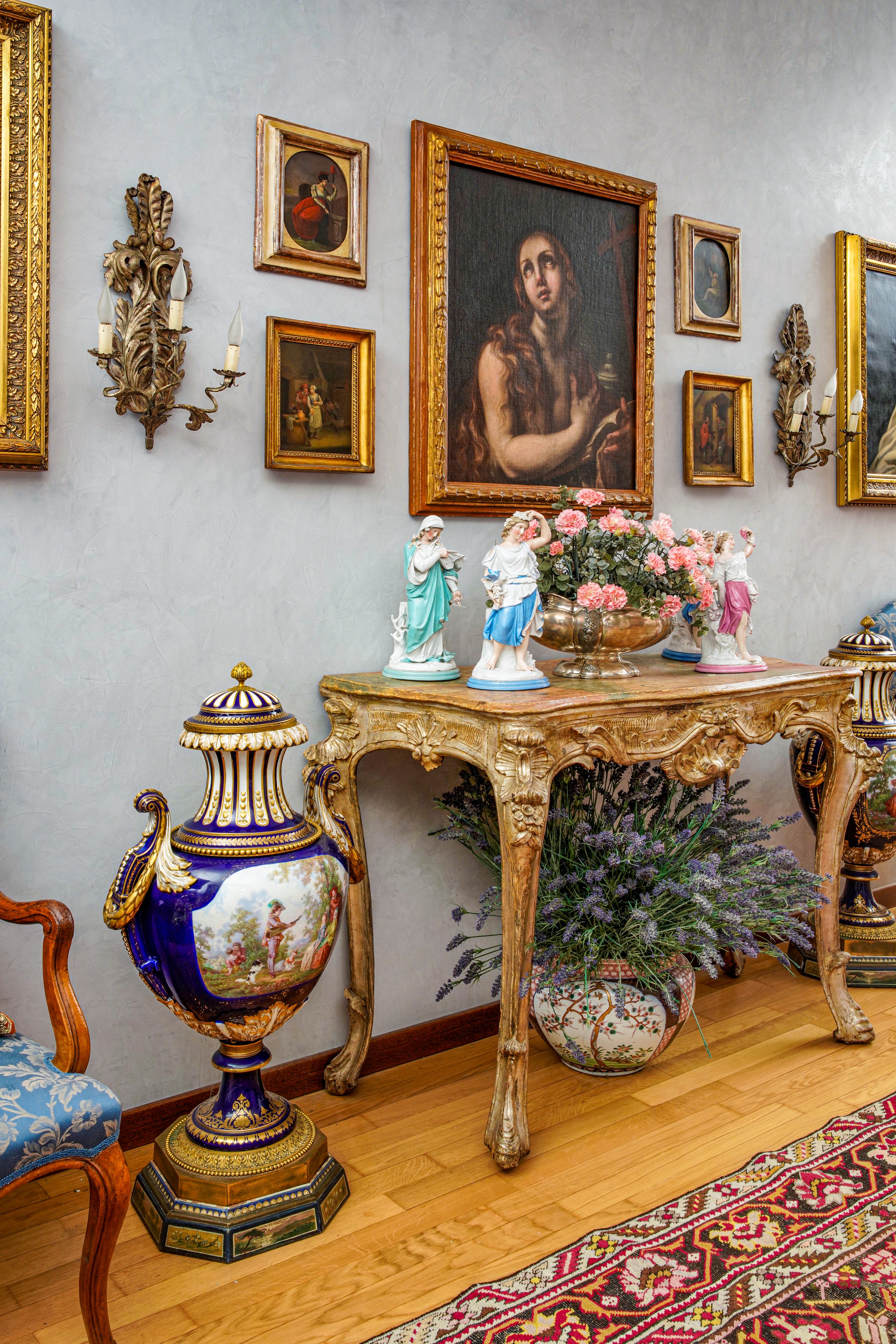 Coppia di vasi da parata, Porcellana e bronzo dorato con medaglioni a soggetti alla Watteau (Fran...