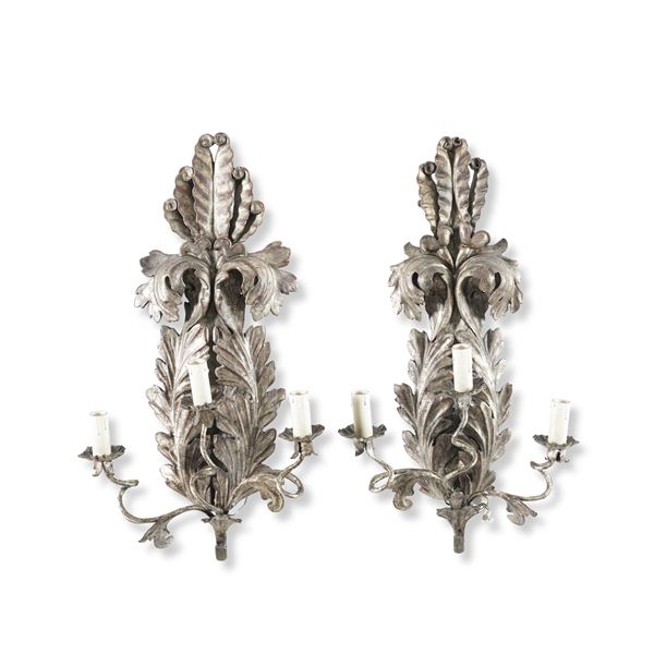 Coppia di appliques in legno intagliato e argentato
