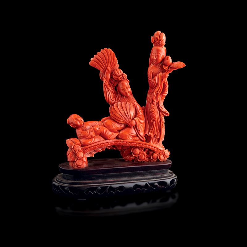 Figure carved in coral depicting Guanyin with a maiden and a child, China, Qing Dynasty, 19th century  - Auction Fine Asian Works of Art - Cambi Casa d'Aste