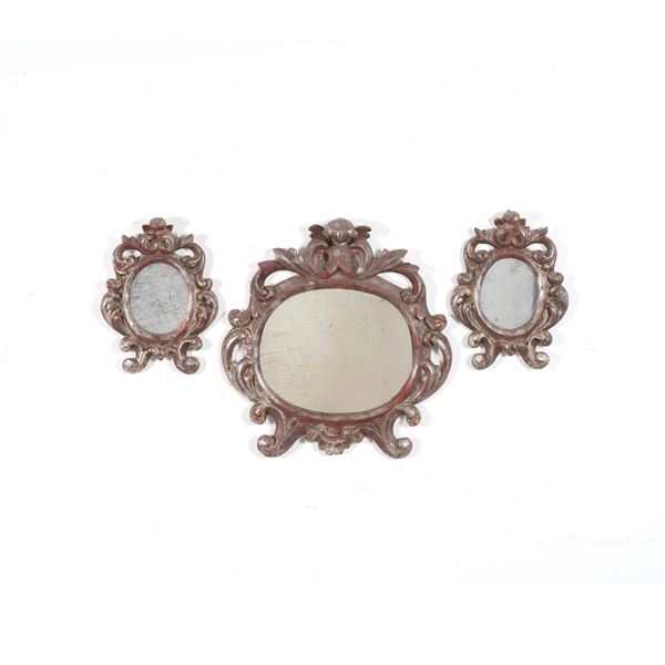 Lotto di tre cartagloria in legno intagliato, traforato e argentato