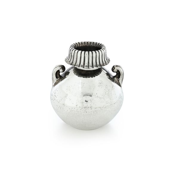 Vaso biansato. Argenteria artistica milanese del XX secolo. Argentiere Eros Genazzi