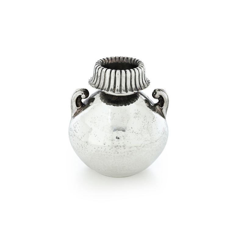 Vaso biansato. Argenteria artistica milanese del XX secolo. Argentiere Eros Genazzi