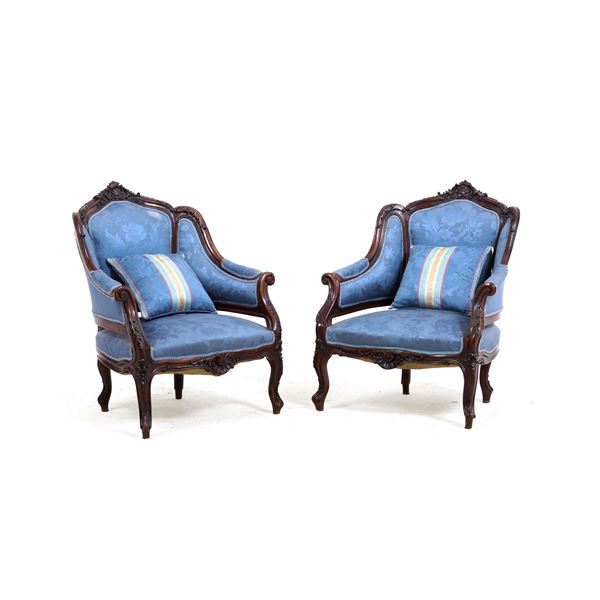 Coppia di poltrone in legno intagliato in stile settecentesco. XIX-XX secolo