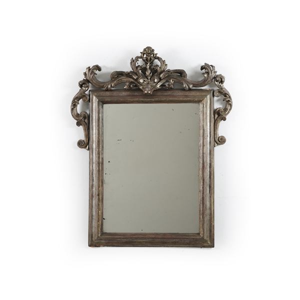 Specchiera in legno intagliato e argentato, elementi antichi