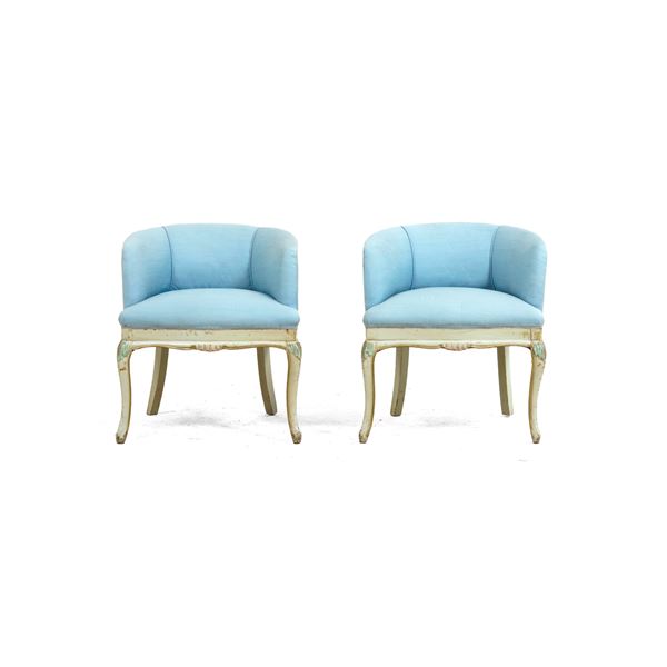 Coppia di poltrone a pozzetto in legno intagliato e laccato stile settecentesco