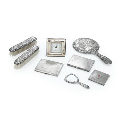 Argenteria italiana del XX secolo, Servizio da toilette e scatoline in argento fuso e sagomato