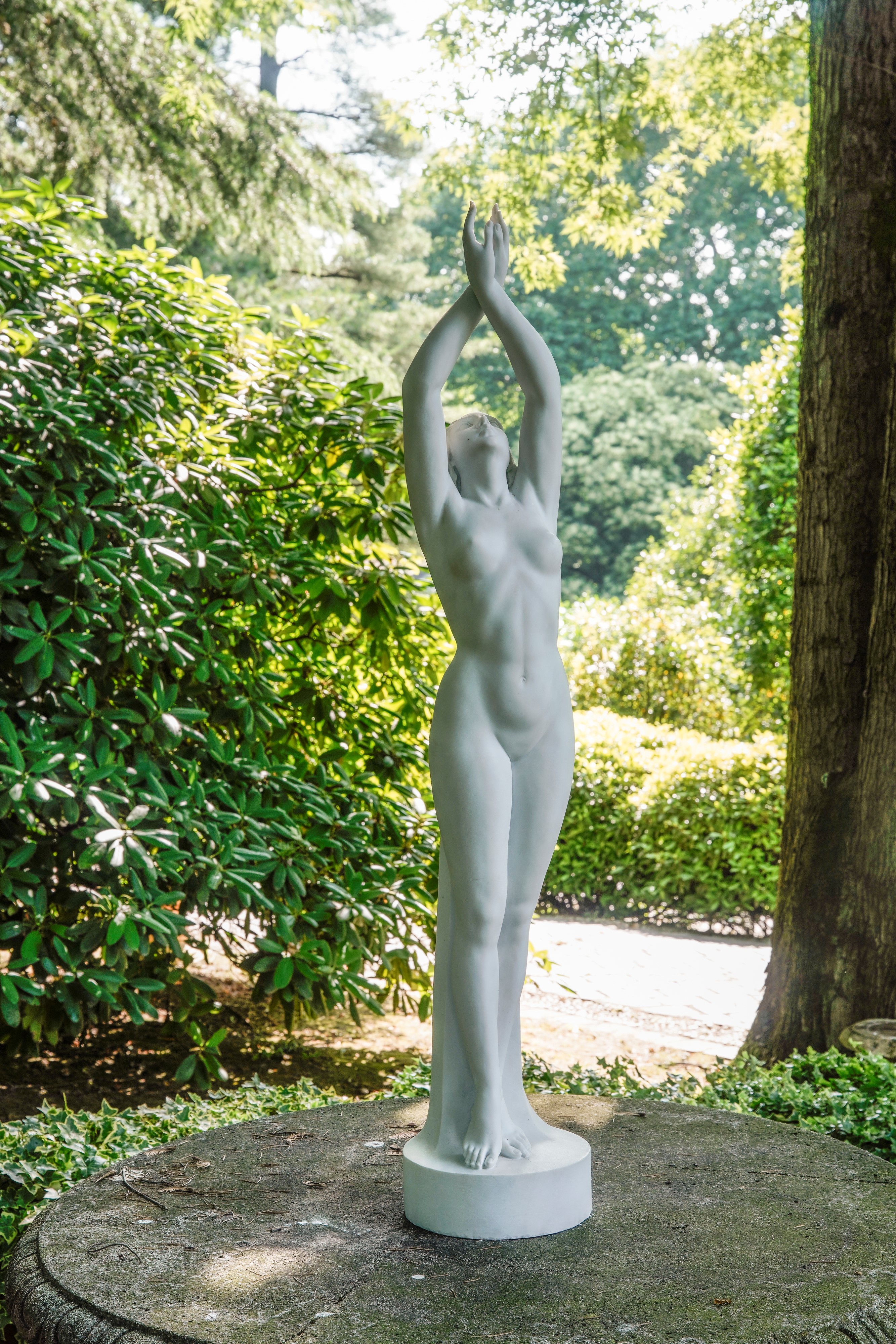 Scultore del XIX-XX secolo, Nudo femminile, scultura in marmo bianco con base in marmo venato