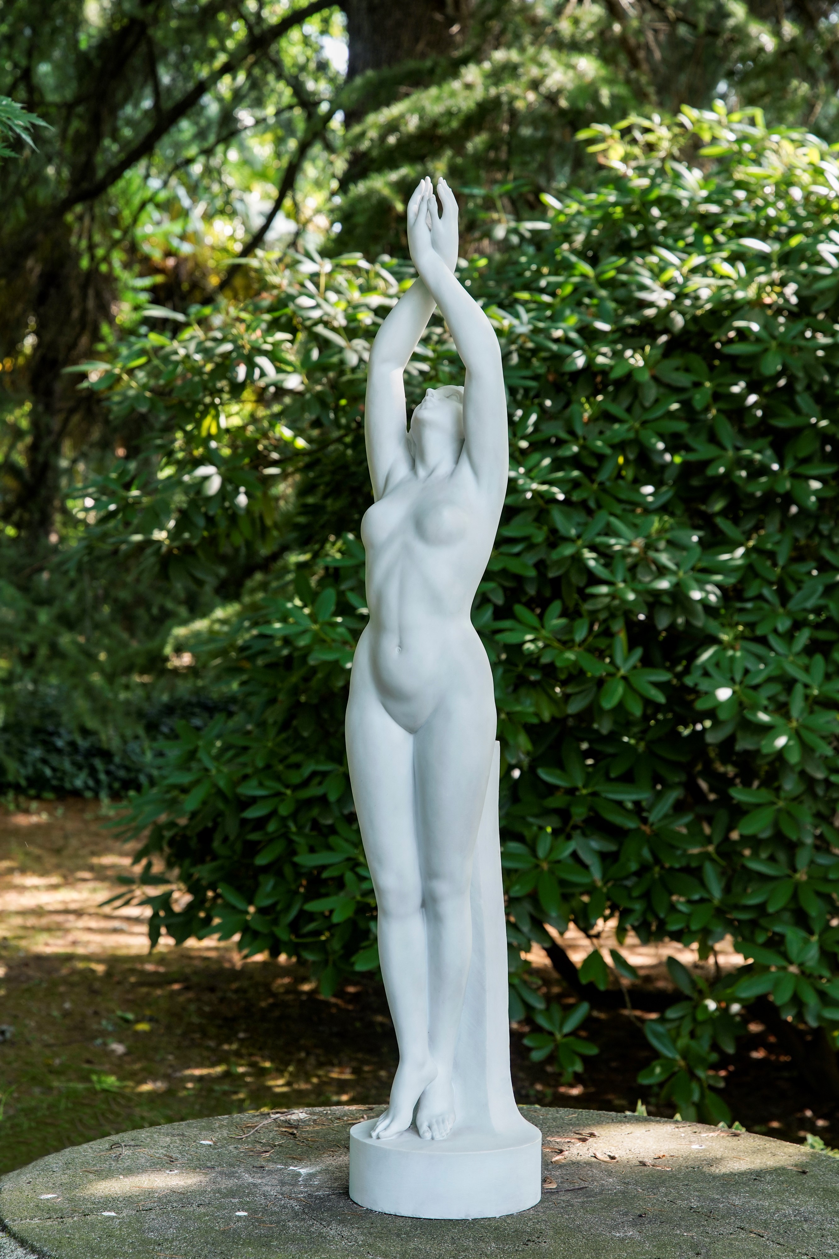Scultore del XIX-XX secolo, Nudo femminile, scultura in marmo bianco con base in marmo venato