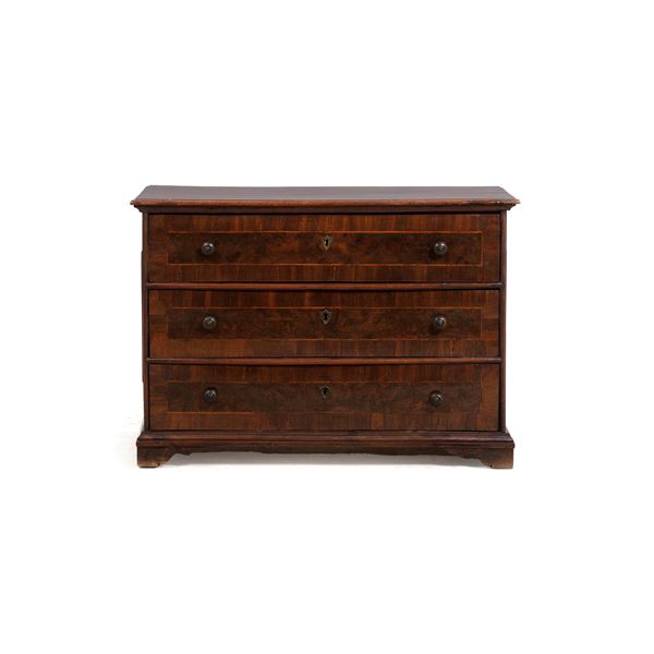 Cassettone lastronato in noce e radica e filettato, XVII secolo