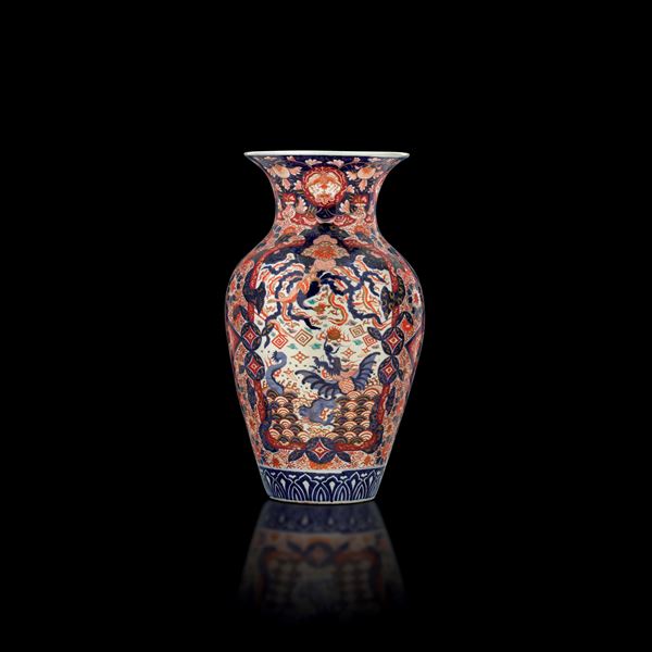 Vaso in porcellana Imari con decori floreali, Giappone, fine XIX secolo