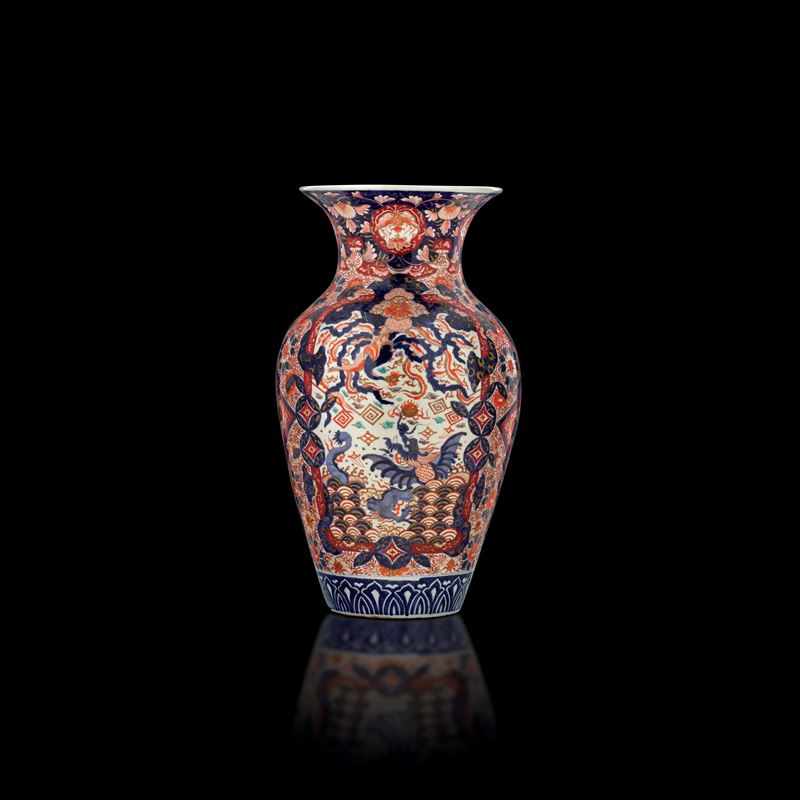 Vaso in porcellana Imari con decori floreali, Giappone, fine XIX secolo  - Auction Fine Asian Works of Art - Cambi Casa d'Aste