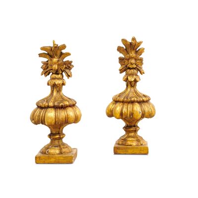 Coppia di elementi decorativi, legno intagliato e dorato, XIX secolo