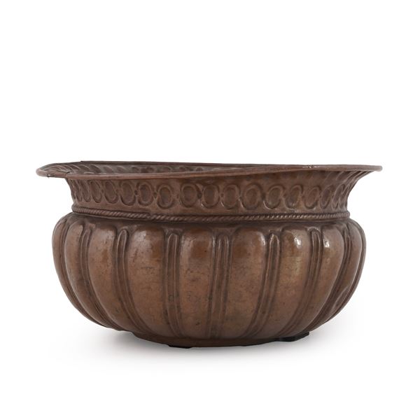 Bacile il rame lavorato a sbalzo. XIX secolo