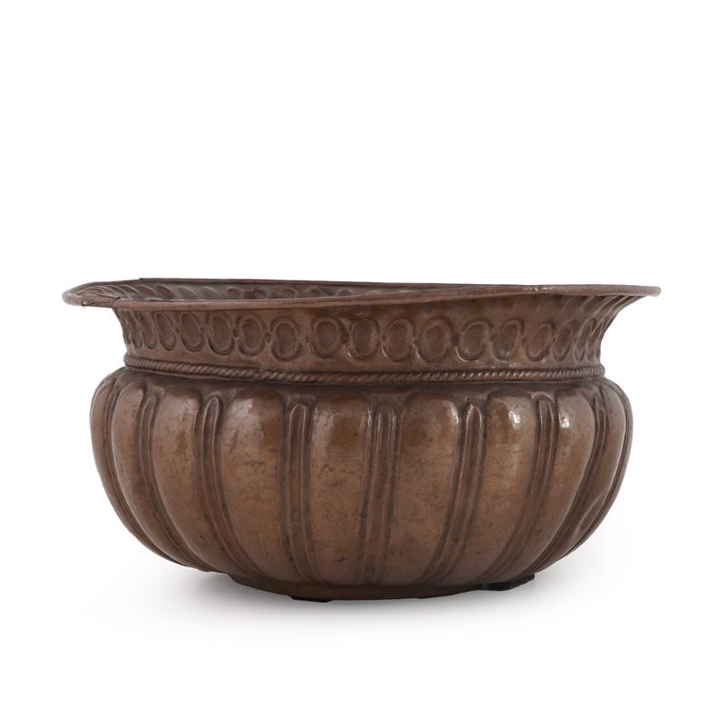 Bacile il rame lavorato a sbalzo. XIX secolo  - Auction Italian Mansions TIME - Cambi Casa d'Aste