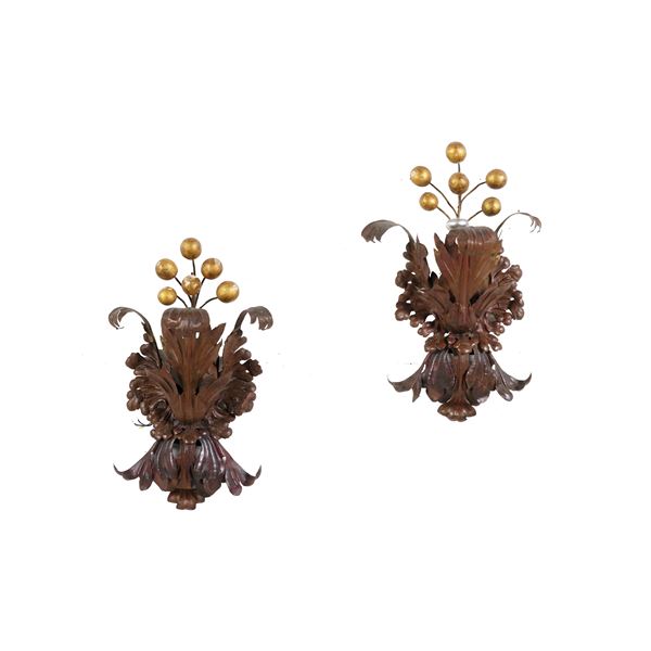 Coppia di appliques in ferro battuto a foggia di foglie