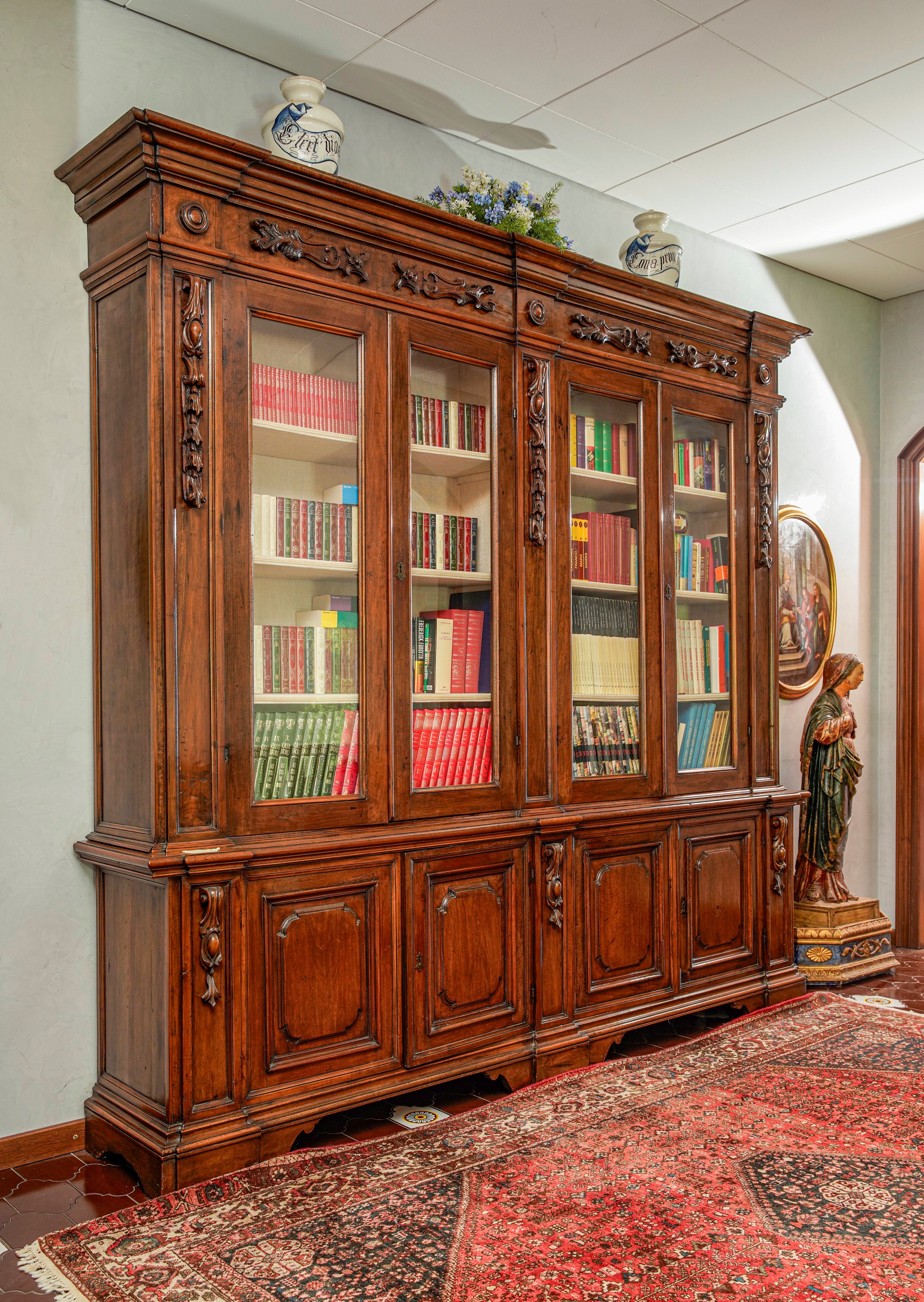 Grande libreria in noce, con sportelli a vetri e pannellati, XVIII-XIX secolo