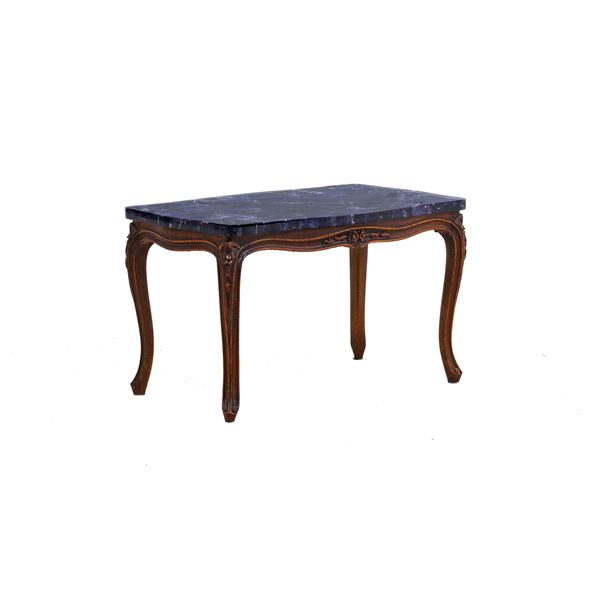 Tavolo basso in legno con piano lastronato in marmo. XX secolo