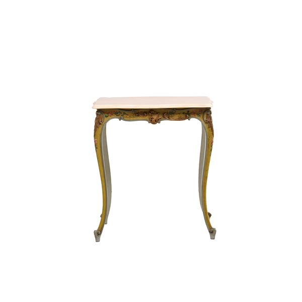 Tavolino da salotto in legno intagliato, laccato e dorato. XX secolo