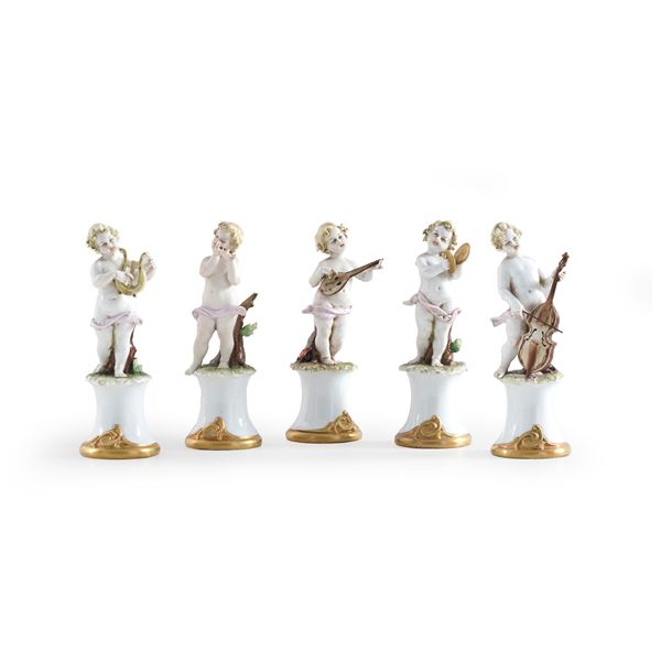 Cinque figurine di putti musicanti. Italia, XX secolo.