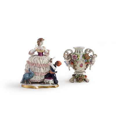 Un Gruppo e un Vaso. Germania, Turingia, Manifattura di Unterweissbach, XX Secolo.