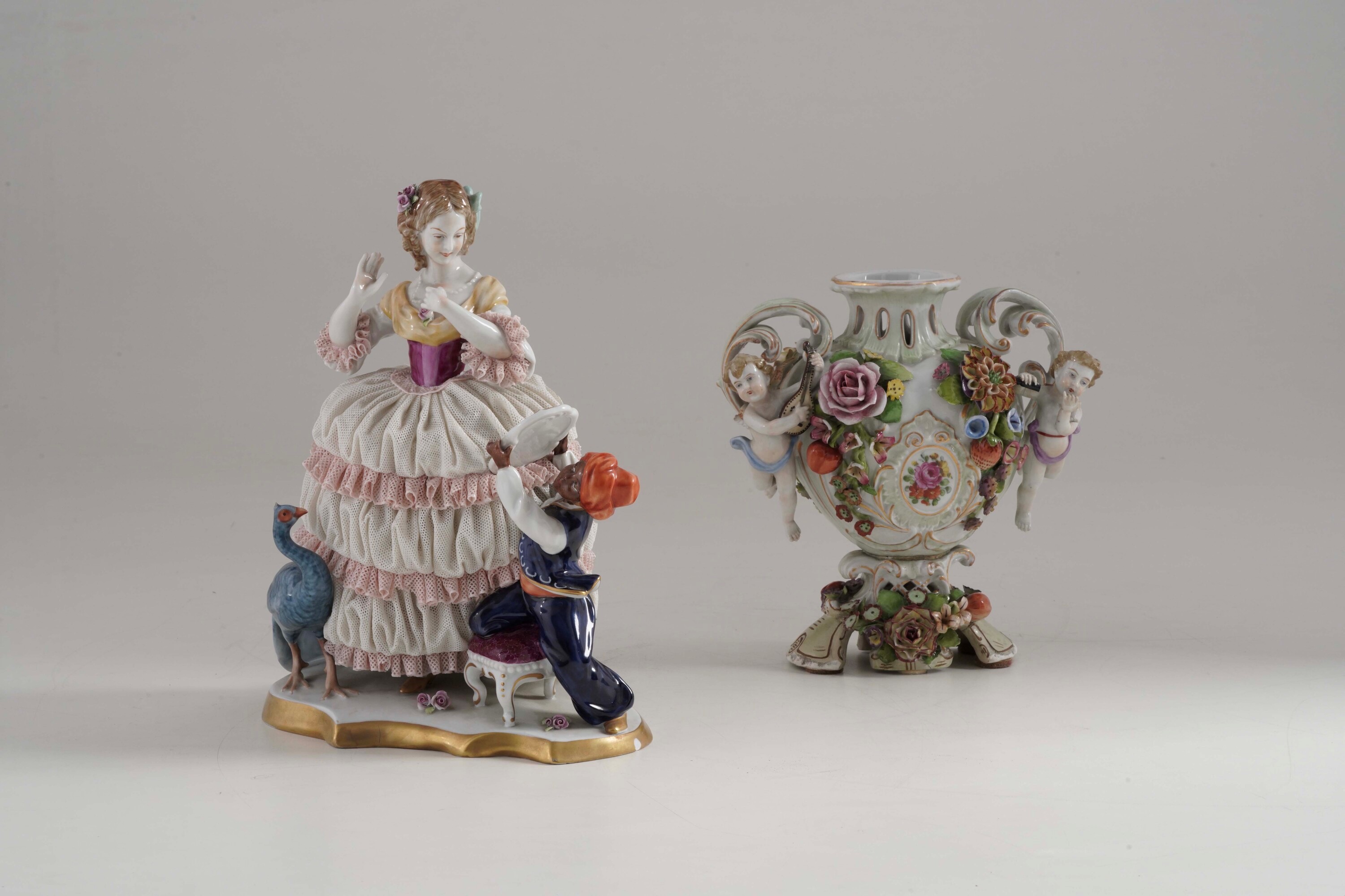 Un Gruppo e un Vaso. Germania, Turingia, Manifattura di Unterweissbach, XX Secolo.