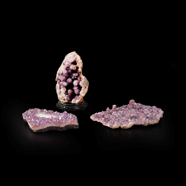 Lotto di tre porzioni di geodi di ametista