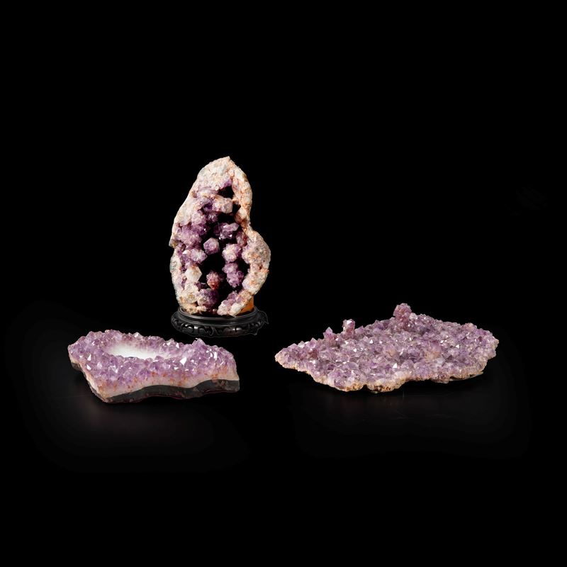 Lotto di tre porzioni di geodi di ametista  - Asta Dimore Italiane TIME - Cambi Casa d'Aste