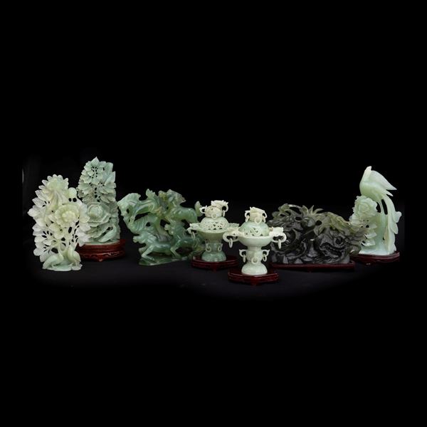 Lotto composto da sculture a soggetto naturalistico in giada verde e giadeite, Cina, secolo XX