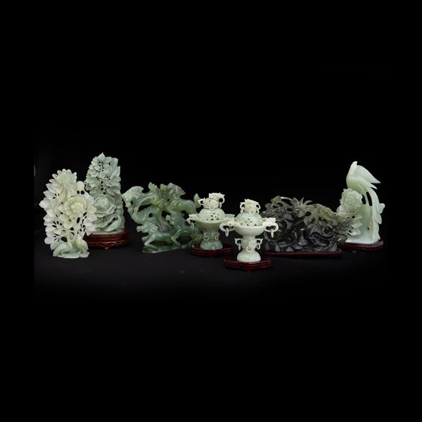 Lotto composto da sette sculture a soggetto naturalistico in giada e giadeite, Cina, secolo XX