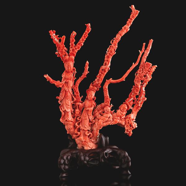 Gruppo scolpito in corallo raffigurante Guanyin con fanciulla e bambini, decori floreali a rilievo, Cina, Dinastia Qing, secolo XX