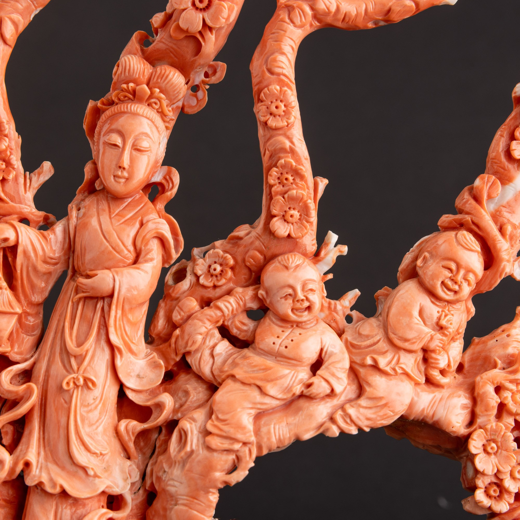 Cina, Dinastia Qing (attrib.), Gruppo scolpito in corallo raffigurante Guanyin con fanciulla e ba...