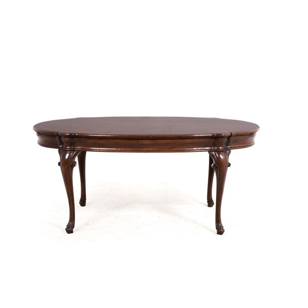 Tavolo da pranzo di gusto settecentesco. XIX-XX secolo