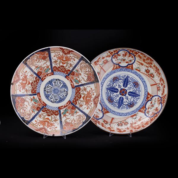 Lotto composto di due piatti in porcellana stile Imari, Giappone, XIX secolo